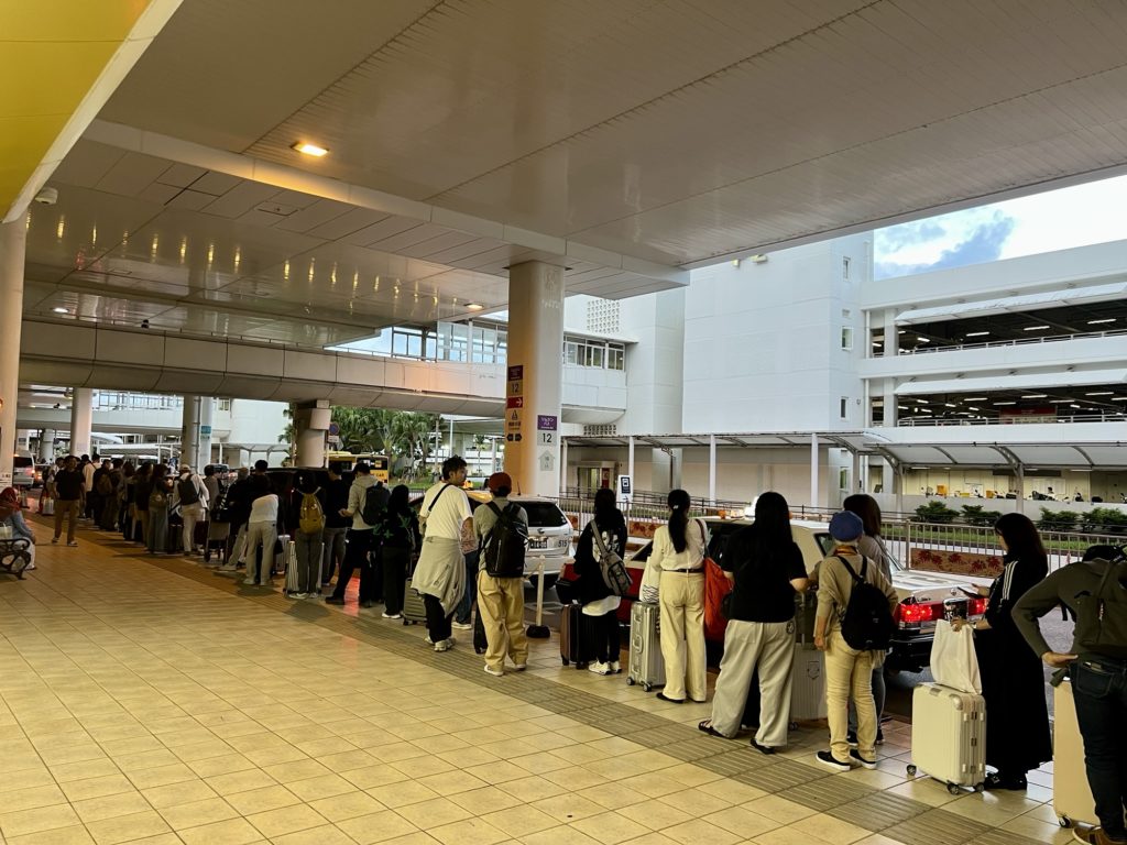 タクシー待ちの列